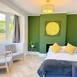 Bright 5 Bedroom House In Didsbury, Tatil Evi