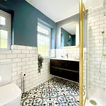 Bright 5 Bedroom House In Didsbury, *