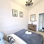 Bright 5 Bedroom House In Didsbury, Manchester