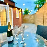 Bright 5 Bedroom House In Didsbury, *