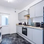 Tatil Evi Bright & Comfy 4-bedroom House 10 Mins To By Rest&recharge Manchester