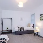 Bright & Comfy 4-bedroom House 10 Mins To By Rest&recharge * Manchester