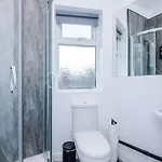 Bright & Comfy 4-bedroom House 10 Mins To By Rest&recharge * Manchester