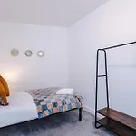 Bright & Comfy 4-bedroom House 10 Mins To By Rest&recharge Tatil Evi