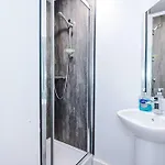 Bright & Comfy 4-bedroom House 10 Mins To By Rest&recharge Tatil Evi Manchester