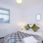 Bright & Comfy 4-bedroom House 10 Mins To By Rest&recharge Manchester