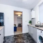 Bright & Comfy 4-bedroom House 10 Mins To By Rest&recharge Tatil Evi Manchester