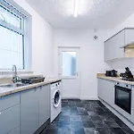 Bright & Comfy 4-bedroom House 10 Mins To By Rest&recharge Tatil Evi