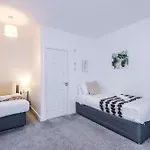 Bright & Comfy 4-bedroom House 10 Mins To By Rest&recharge Tatil Evi