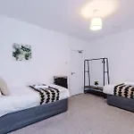 Tatil Evi Bright & Comfy 4-bedroom House 10 Mins To By Rest&recharge Manchester
