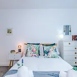 Tatil Evi Spacious & Bright 2-bed By 53 Degrees Property, Perfect For Couples With Parking & Garden Manchester