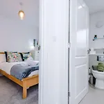 Spacious & Bright 2-bed By 53 Degrees Property, Perfect For Couples With Parking & Garden Tatil Evi Manchester