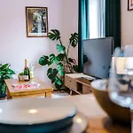 Tatil Evi Spacious & Bright 2-bed By 53 Degrees Property, Perfect For Couples With Parking & Garden Manchester