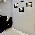 Bright, Modern & Comfortable 2-bedroom