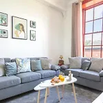 Retreat, Free Parking & Sleeps 5 Daire Manchester