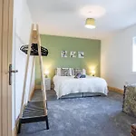 Retreat, Free Parking & Sleeps 5 Daire