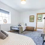 Retreat, Free Parking & Sleeps 5