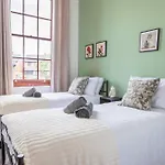 Retreat, Free Parking & Sleeps 5 * Manchester