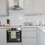 Daire Retreat, Free Parking & Sleeps 5 Manchester