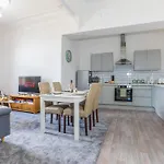 Retreat, Free Parking & Sleeps 5 Daire