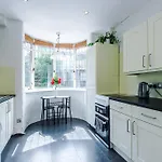 Hébergement de vacances 3 Bedroom In Prestwich 15 Mins From Centre Garden Free Parking Superfast Wifi Netflix *