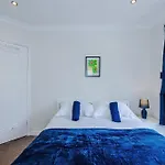 3 Bedroom In Prestwich 15 Mins From Centre Garden Free Parking Superfast Wifi Netflix
