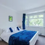 3 Bedroom In Prestwich 15 Mins From Centre Garden Free Parking Superfast Wifi Netflix Hébergement de vacances *