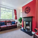 3 Bedroom In Prestwich 15 Mins From Centre Garden Free Parking Superfast Wifi Netflix Hébergement de vacances