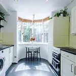 3 Bedroom In Prestwich 15 Mins From Centre Garden Free Parking Superfast Wifi Netflix Hébergement de vacances *