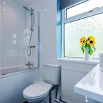 3 Bedroom In Prestwich 15 Mins From Centre Garden Free Parking Superfast Wifi Netflix