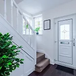 Hébergement de vacances 3 Bedroom In Prestwich 15 Mins From Centre Garden Free Parking Superfast Wifi Netflix *