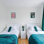3 Bedroom In Prestwich 15 Mins From Centre Garden Free Parking Superfast Wifi Netflix Manchester