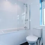 3 Bedroom In Prestwich 15 Mins From Centre Garden Free Parking Superfast Wifi Netflix *