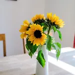 3 Bedroom In Prestwich 15 Mins From Centre Garden Free Parking Superfast Wifi Netflix Hébergement de vacances