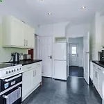 3 Bedroom In Prestwich 15 Mins From Centre Garden Free Parking Superfast Wifi Netflix Hébergement de vacances *