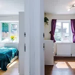 3 Bedroom In Prestwich 15 Mins From Centre Garden Free Parking Superfast Wifi Netflix Hébergement de vacances