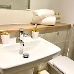 Luxurious 2 Bedroom - Water View And Parking * Manchester
