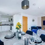 2br Flat In Salford, Modern, Centre, Wifi, Kitchen