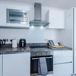 2br Flat In Salford, Modern, Centre, Wifi, Kitchen Manchester