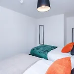 Large 4br House, Sleeps 8, Parking, Full Kitchen, Ideal For Groups, Family, Contractors Hébergement de vacances *