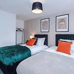 Hébergement de vacances Large 4br House, Sleeps 8, Parking, Full Kitchen, Ideal For Groups, Family, Contractors Manchester