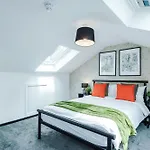 Large 4br House, Sleeps 8, Parking, Full Kitchen, Ideal For Groups, Family, Contractors Manchester