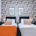 Large 4br House, Sleeps 8, Parking, Full Kitchen, Ideal For Groups, Family, Contractors * Manchester