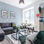 Hébergement de vacances Large 4br House, Sleeps 8, Parking, Full Kitchen, Ideal For Groups, Family, Contractors *