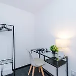 Large 4br House, Sleeps 8, Parking, Full Kitchen, Ideal For Groups, Family, Contractors Hébergement de vacances Manchester