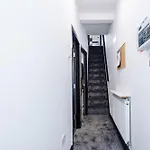 Large 4br House, Sleeps 8, Parking, Full Kitchen, Ideal For Groups, Family, Contractors Hébergement de vacances