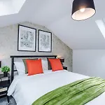 Large 4br House, Sleeps 8, Parking, Full Kitchen, Ideal For Groups, Family, Contractors Hébergement de vacances *