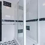 Large 4br House, Sleeps 8, Parking, Full Kitchen, Ideal For Groups, Family, Contractors * Manchester