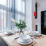 Large 4br House, Sleeps 8, Parking, Full Kitchen, Ideal For Groups, Family, Contractors Hébergement de vacances Manchester