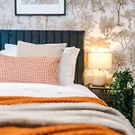 Hébergement de vacances Large 4br House, Sleeps 8, Parking, Full Kitchen, Ideal For Groups, Family, Contractors Manchester